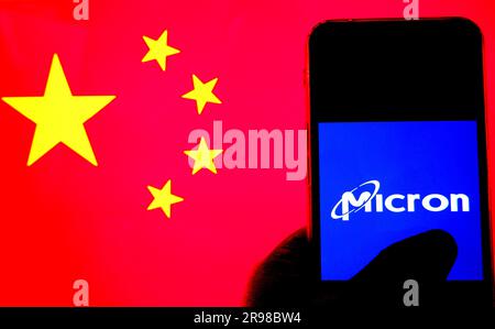 Indien. 24. Juni 2023. In dieser Fotoabbildung wird auf einem Smartphone ein Micron-Logo mit einer chinesischen Flagge im Hintergrund angezeigt. Kredit: SOPA Images Limited/Alamy Live News Stockfoto