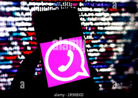 Indien. 24. Juni 2023. In dieser Fotoabbildung wird auf einem Smartphone ein rosafarbenes Whatsapp-Logo angezeigt. Kredit: SOPA Images Limited/Alamy Live News Stockfoto