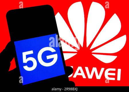 Indien. 24. Juni 2023. In dieser Fotoabbildung wird ein 5G-Logo auf einem Smartphone mit einem Huawei-Logo im Hintergrund angezeigt. Kredit: SOPA Images Limited/Alamy Live News Stockfoto