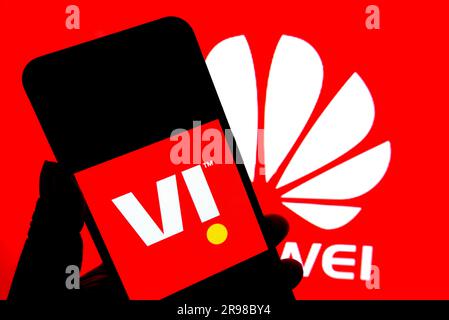 Indien. 24. Juni 2023. In dieser Fotoabbildung wird ein VI-Logo (Vodafone Idea) auf einem Smartphone mit einem Huawei-Logo im Hintergrund angezeigt. Kredit: SOPA Images Limited/Alamy Live News Stockfoto