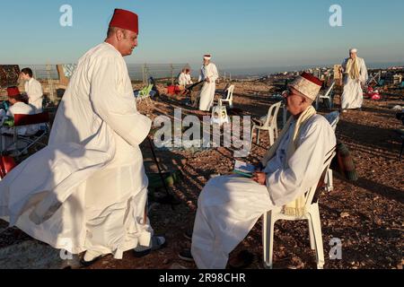 25. Juni 2023, Palästinensische Gebiete, Nablus: Mitglieder der samaritanischen Gemeinschaft versammeln sich am frühen Morgen auf dem Gipfel des Berges Gerizim, um während der Shavuot-Feierlichkeiten in der Nähe der Westjordanstadt Nablus zu beten. Die Shavuot begehen die Torahgabe am Mount Sinai sieben Wochen nach dem Exodus des jüdischen Volkes aus Ägypten. Die Samariter, eine ethnorientierte Gruppe der Levanten, die aus den Israeliten oder Hebräern des antiken Nahen Ostens stammt, fordern den Abstieg vom Stamm Ephraim und dem Stamm Manasseh (zwei Söhne Josephs). Foto: Ayman Nobani/dpa Credit: dpa Pictur Stockfoto