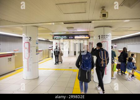 U-Bahn-Pendler in der U-Bahn-Station Tokio auf Bahnsteig warten auf die nächste U-Bahn-Bahn, Japan, Asien, 2023 Stockfoto