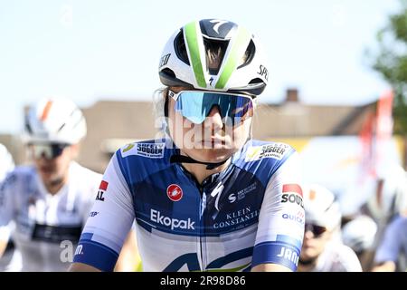 Izegem, Belgien. 25. Juni 2023. Die belgische Justine Ghekiere wurde zu Beginn des Frauenelitenrennen der belgischen Radmeisterschaft, 134 km, 2 km, in Izegem, am Sonntag, den 25. Juni 2023, fotografiert. BELGA FOTO TOM GOYVAERTS Kredit: Belga News Agency/Alamy Live News Stockfoto