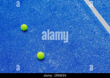 Zwei Bälle auf einem Paddle-Tennisplatz, Schlägersport Stockfoto