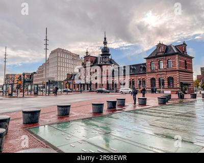 Delft, Niederlande, 5. Oktober 2021: Der alte Bahnhof von Delft, das heutige Restaurant Pavarotti neben dem neuen Bahnhof und dem Rathaus von Delft, Th Stockfoto