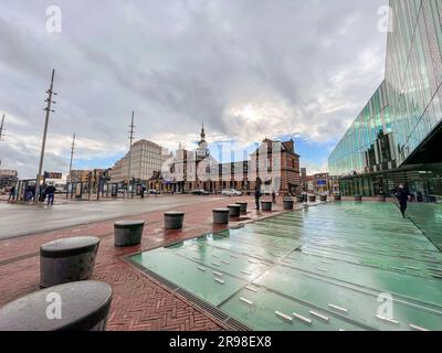 Rotterdam, NL - 5. Oktober 2021: Züge und Eisenbahnen am Delft Hauptbahnhof. Delft ist eine kleine Stadt zwischen Rotterdam und Den Haag, Niederlande. Stockfoto