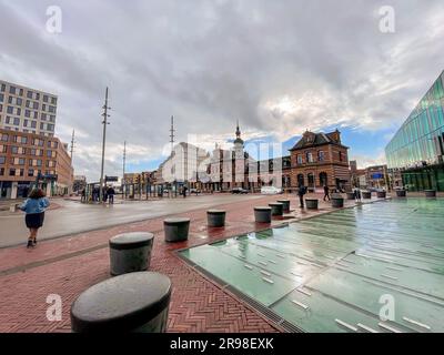Rotterdam, NL - 5. Oktober 2021: Züge und Eisenbahnen am Delft Hauptbahnhof. Delft ist eine kleine Stadt zwischen Rotterdam und Den Haag, Niederlande. Stockfoto
