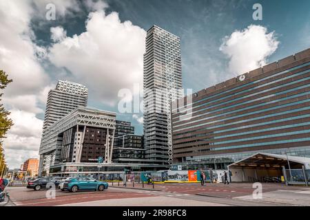 Den Haag, Niederlande - 7. Oktober 2021: Blick auf die Straße und moderne Architektur in Den Haag, Niederländisch. Den Haag ist eine Stadt am westlichen hauptquartier Stockfoto