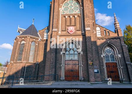 Schiedam, Niederlande - 8. Okt. 2021: Außenansicht der Basilika St. Liduina und unsere Frau vom Rosenkranz, eine neogotische römisch-katholische Kirche in SC Stockfoto