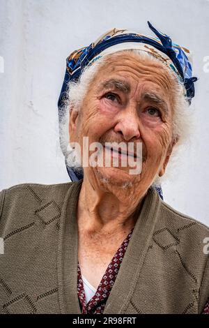 Porträt einer alten griechischen Dame, die einen Schal trägt Stockfoto