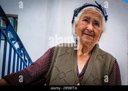 Porträt einer alten griechischen Dame, die einen Schal trägt. Naxos, Griechenland Stockfoto