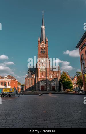 Schiedam, Niederlande - 8. Okt. 2021: Außenansicht der Basilika St. Liduina und unsere Frau vom Rosenkranz, eine neogotische römisch-katholische Kirche in SC Stockfoto