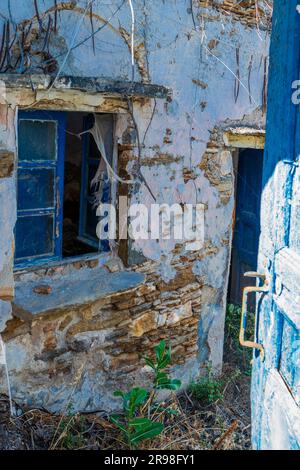 Verlassenes traditionelles Dorfhaus in Sagori, einem kleinen Bauerndorf auf Naxos, Griechenland. Neuansiedlung, Arbeitslosigkeit, EU, junge Menschen. Stockfoto