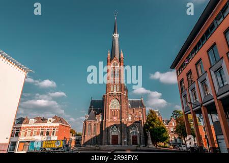 Schiedam, Niederlande - 8. Okt. 2021: Außenansicht der Basilika St. Liduina und unsere Frau vom Rosenkranz, eine neogotische römisch-katholische Kirche in SC Stockfoto