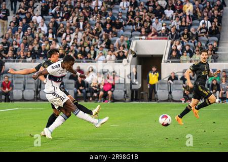 Vancouver Whitecaps Forward Sergio Córdova (9) schießt auf das Tor, während der LAFC-Verteidiger Denil Maldonado (2) während eines MLS-Spiels am Samstag, den 24. Juni verteidigt Stockfoto