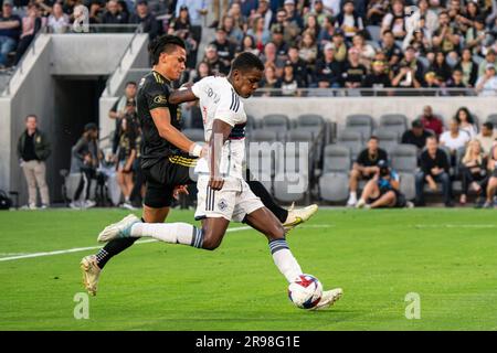 Vancouver Whitecaps Forward Sergio Córdova (9) schießt auf das Tor, während der LAFC-Verteidiger Denil Maldonado (2) während eines MLS-Spiels am Samstag, den 24. Juni verteidigt Stockfoto