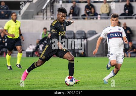 Der LAFC-Mittelfeldspieler José Cifuentes (20) schießt, während Vancouver Whitecaps-Mittelfeldspieler Andrés Cubas (20) während eines MLS-Spiels am Samstag, den 24. Juni 20 verteidigt Stockfoto