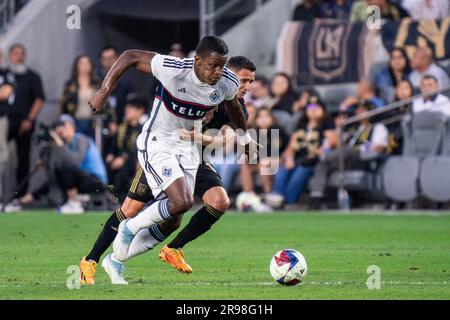 Vancouver Whitecaps Forward Sergio Córdova (9) wird vom LAFC Mittelfeldspieler Daniel Crisostomo (17) während eines MLS-Spiels am Samstag, den 24. Juni 2023, im vereitelt Stockfoto