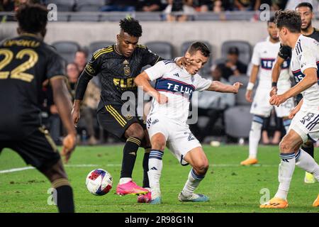 Der LAFC-Mittelfeldspieler José Cifuentes (20) wird vom Mittelfeldspieler Vancouver Whitecaps Andrés Cubas (20) während eines MLS-Spiels am Samstag, den 24. Juni 2023, um th verteidigt Stockfoto