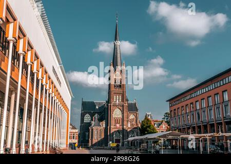 Schiedam, Niederlande - 8. Okt. 2021: Außenansicht der Basilika St. Liduina und unsere Frau vom Rosenkranz, eine neogotische römisch-katholische Kirche in SC Stockfoto