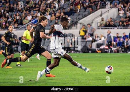 Vancouver Whitecaps Forward Sergio Córdova (9) versucht einen Schuss, während die LAFC-Mittelfeldspielerin Ilie Sánchez (6) während eines MLS-Spiels am Samstag, den 24. Juni 2023 verteidigt Stockfoto