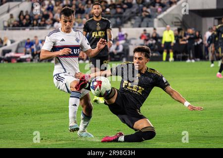 Der LAFC-Verteidiger Erik Dueñas (18) wird von Vancouver Whitecaps-Mittelfeldspieler Andrés Cubas (20) während eines MLS-Spiels am Samstag, den 24. Juni 2023, im B herausgefordert Stockfoto