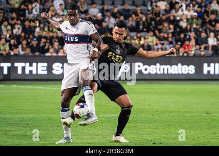 Vancouver Whitecaps Forward Sergio Córdova (9) kämpft gegen Denil Maldonado (2) während eines MLS-Spiels am Samstag, den 24. Juni 2023, im BMO Stockfoto