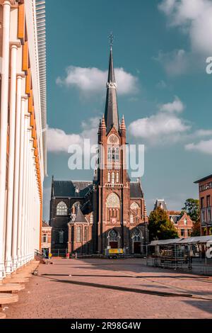 Schiedam, Niederlande - 8. Okt. 2021: Außenansicht der Basilika St. Liduina und unsere Frau vom Rosenkranz, eine neogotische römisch-katholische Kirche in SC Stockfoto