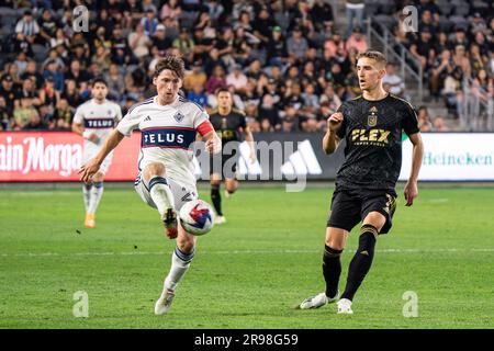 Vancouver Whitecaps Mittelfeldspieler Ryan Gauld (25) wird vom LAFC Forward Stipe Biuk (7) während eines MLS-Spiels am Samstag, den 24. Juni 2023, im BMO Stad verteidigt Stockfoto