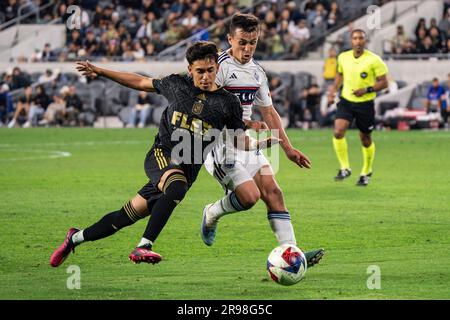 Der LAFC-Verteidiger Erik Dueñas (18) wird von Vancouver Whitecaps-Mittelfeldspieler Andrés Cubas (20) während eines MLS-Spiels am Samstag, den 24. Juni 2023, im B herausgefordert Stockfoto