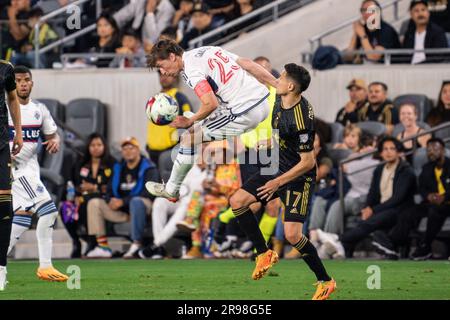 Vancouver Whitecaps-Mittelfeldspieler Ryan Gauld (25) gewinnt einen Header gegen den LAFC-Mittelfeldspieler Daniel Crisostomo (17) während eines MLS-Spiels am Samstag, den 24. Juni 202 Stockfoto