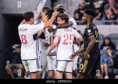 Vancouver Whitecaps Mittelfeldspieler Ryan Gauld (25) feiert mit Teamkollegen während eines MLS-Spiels gegen den LAFC am Samstag, den 24. Juni 2023, im BMO Stad Stockfoto