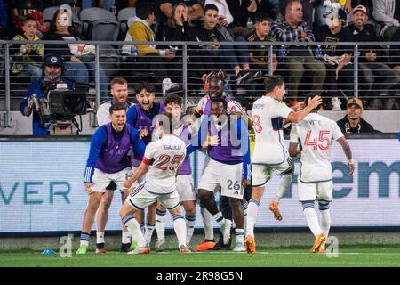Vancouver Whitecaps Mittelfeldspieler Ryan Gauld (25) feiert mit Teamkollegen ein Tor während eines MLS-Spiels gegen den LAFC am Samstag, den 24. Juni 2023, bei der B Stockfoto