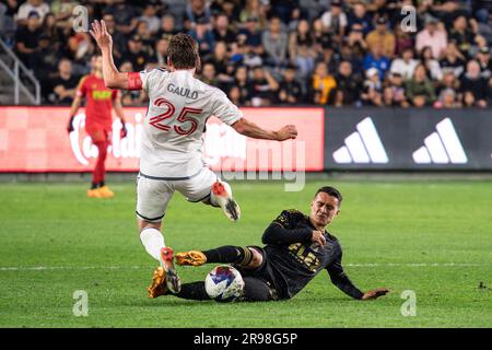 Der LAFC-Mittelfeldspieler Daniel Crisostomo (17) stellt während eines MLS-Spiels am Samstag, den Juni, einen Rutschangriff gegen den Mittelfeldspieler Ryan Gauld aus Vancouver Whitecaps (25) an Stockfoto