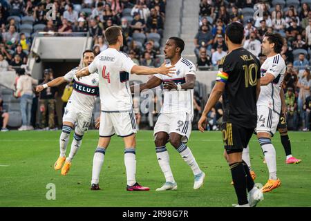 Vancouver Whitecaps-Verteidiger Ranko Veselinović (4) feiert ein Tor mit dem Forward Sergio Córdova (9) während eines MLS-Spiels gegen den LAFC, Samstag, Ju Stockfoto