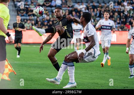 Der LAFC-Verteidiger Diego Palacios (12) wird von Vancouver Whitecaps Forward Sergio Córdova (9) während eines MLS-Spiels am Samstag, den 24. Juni 2023, im BM verteidigt Stockfoto