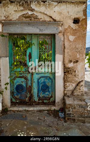 Eingangstür eines verlassenen traditionellen Dorfhauses in Sagori, einem kleinen Bauerndorf auf Naxos, Griechenland. Neuansiedlung, Arbeitslosigkeit, EU, junge Menschen. Stockfoto