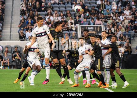 Vancouver Whitecaps-Verteidiger Ranko Veselinović (4) schießt gegen den LAFC-Verteidiger Denil Maldonado (2) während eines MLS-Spiels am Samstag, den 24. Juni 20 Stockfoto