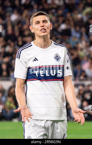 Vancouver Whitecaps-Verteidiger Ranko Veselinović (4) reagiert während eines MLS-Spiels gegen den LAFC am Samstag, den 24. Juni 2023, im BMO-Stadion in Los Ang Stockfoto