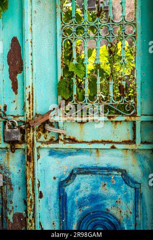 Eingangstür eines verlassenen traditionellen Dorfhauses in Sagori, einem kleinen Bauerndorf auf Naxos, Griechenland. Neuansiedlung, Arbeitslosigkeit, EU, junge Menschen. Stockfoto