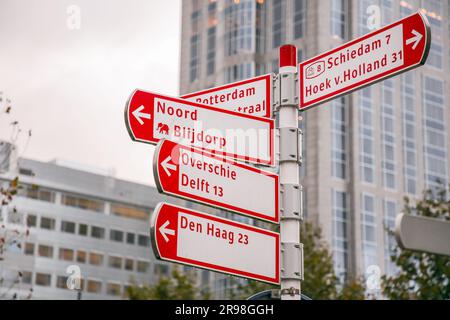 Rotterdam, NL - 6. Oktober 2021: Straßenschild in Richtung Rotterdam, das die Entfernung zu nahe gelegenen Städten anzeigt. Stockfoto