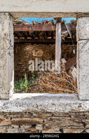 Verlassenes traditionelles Dorfhaus in Sagori, einem kleinen Bauerndorf auf Naxos, Griechenland. Neuansiedlung, Arbeitslosigkeit, EU, junge Menschen. Stockfoto