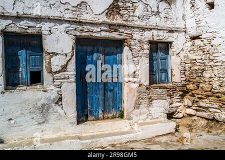 Ein verlassenes traditionelles Dorfhaus in Sagori, ein kleines Bauerndorf auf Naxos, Griechenland. Neuansiedlung, Arbeitslosigkeit, EU, junge Menschen. Stockfoto