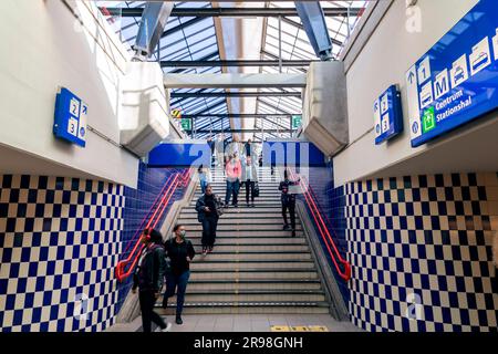 Schiedam, NL - Okt 8, 2021: Innere des Bahnhofs Schiedam Centrum in Schiedam, Niederlande. Stockfoto