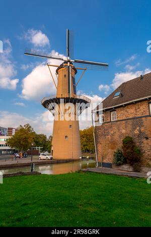 Schiedam, NL - 8. Okt. 2021: Typisch holländische Architektur und Blick auf die Straße in Schiedam, Niederlande. Stockfoto