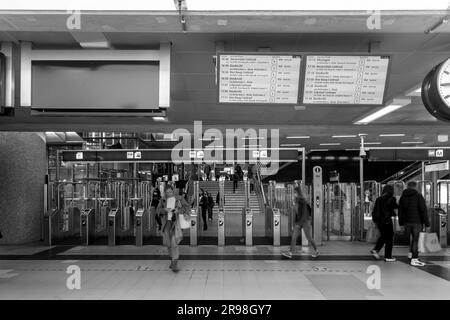 Schiedam, NL - Okt 8, 2021: Innere des Bahnhofs Schiedam Centrum in Schiedam, Niederlande. Stockfoto