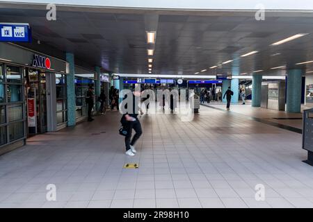 Schiedam, NL - Okt 8, 2021: Innere des Bahnhofs Schiedam Centrum in Schiedam, Niederlande. Stockfoto