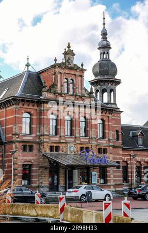 Delft, Niederlande, 5. Oktober 2021: Der alte Bahnhof von Delft, Delft Pavarotti in Geemente, Delft, Niederlande. Stockfoto