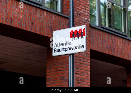 Rotterdam, NL - 6. Oktober 2021: Hinweisschild für Nachbarschaft in Rotterdam, Warnung vor den Nachbarschaftsregeln in Schiedam, Niederlande. Stockfoto