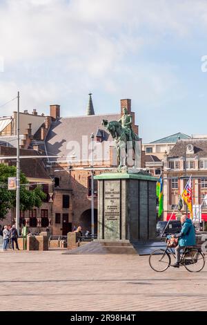 Den Haag, Niederlande - 7. Oktober 2021: Reiterstatue von König Wilhelm II. Auf dem Buitenhof. Es ist hier seit 1924, eine genaue Nachbildung von Stockfoto